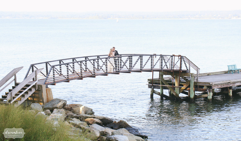 Les mariés se tiennent sur le pont suspendu au-dessus de la rivière à Portsmouth, RI.