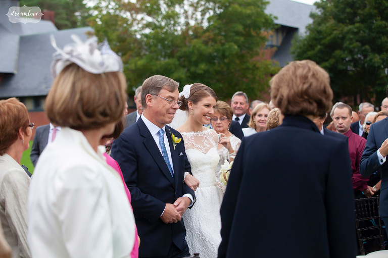 La mariée et son père descendent l'allée à la cérémonie de mariage de Shelburne Farms VT.