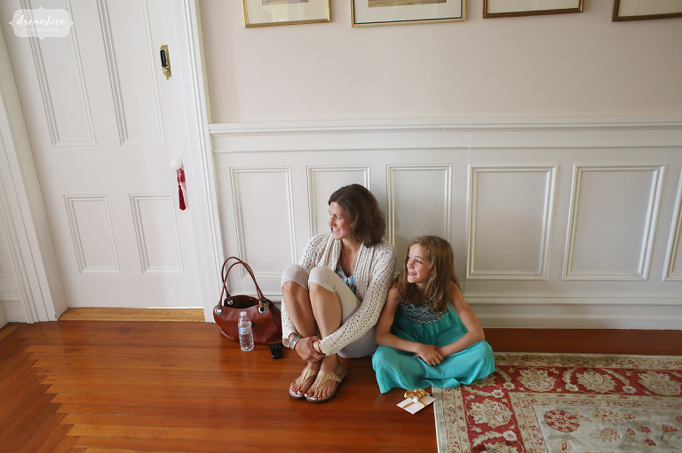 Une mère et sa fille regardent la mariée se faire maquiller au Glen Manor House.