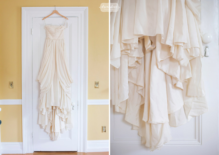Une robe de mariée en soie brute naturelle et respectueuse de l'environnement est accrochée au Glen Manor House à RI.