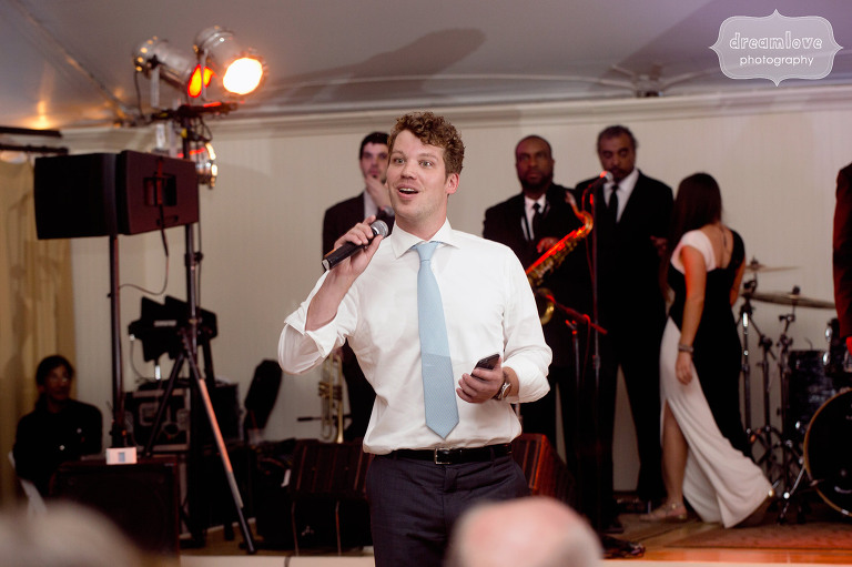Hilarious toast photo of best man giving speech at a Hildene wedding in VT.