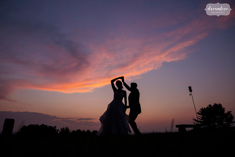 Les mariés dansent au coucher du soleil au mariage du Fruitlands Museum.
